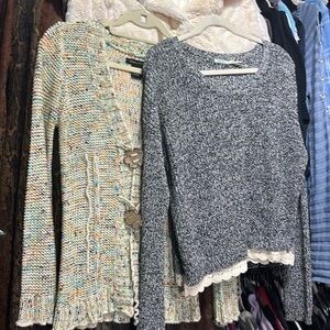 2 Sweaters Bcbg & Kimchi Blue